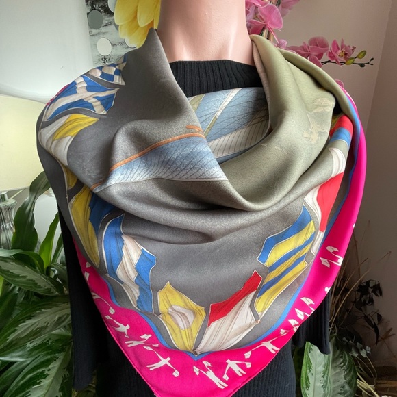 Hermès EN COURSE Silk Scarf. - Picture 4 of 16